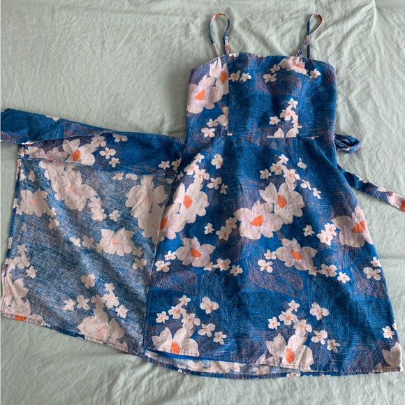 🌸 Juliette UO Floral Wrap Dress - Picture 2 of 4